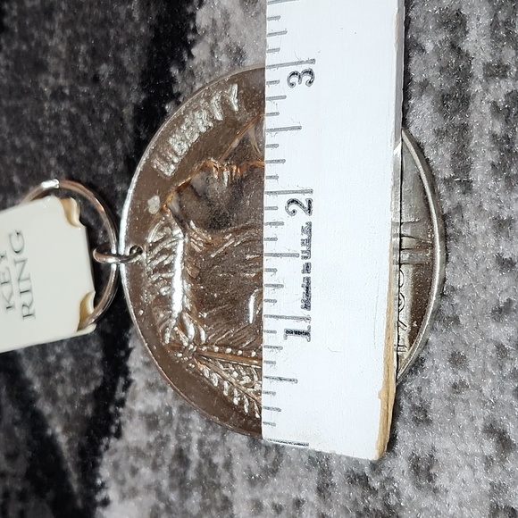 VINTAGE OVERSIZED REPLICA METAL 1935 BUFFALO NICKEL COIN KEYCHAIN UNISEX NOVELTY - Picture 5 of 10